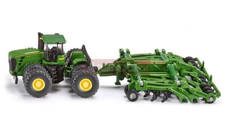 Traktor John Deere i zestaw do orki
