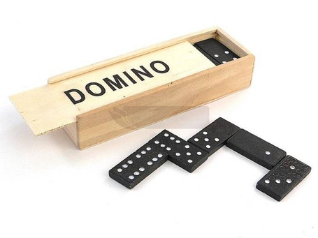 Domino w drewnianym pudełku