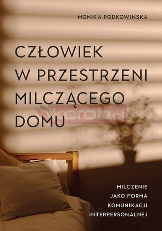 Człowiek w przestrzeni milczącego domu