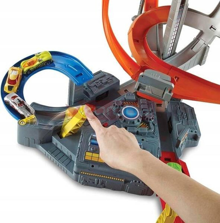 HOT WHEELS MONSTER TRUCK ZESTAW TORÓW Zakręcony karambol CDL45