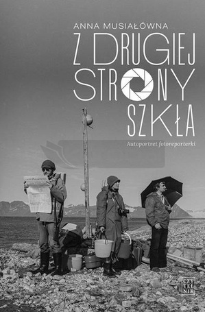 Z drugiej strony szkła. Autoportret fotoreporterki