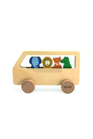Drewniany autobus dla zwierząt