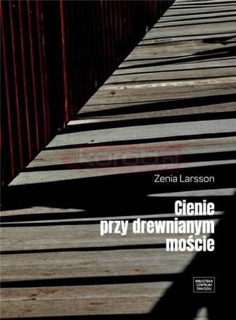 Cienie przy drewnianym moście